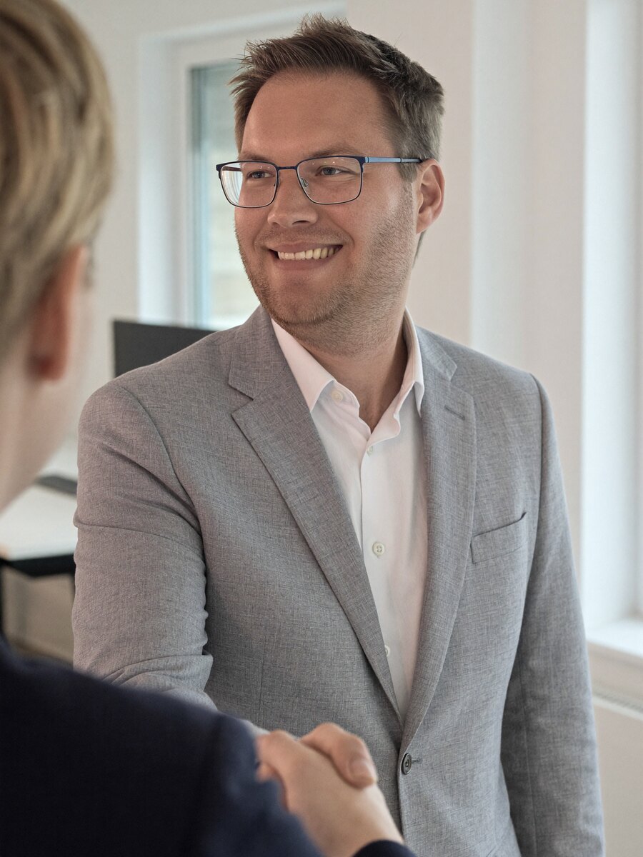 Martin Echt im Gespräch mit einer Person in einem Büro